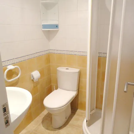 Апартаменты Charming In With Shared Pool